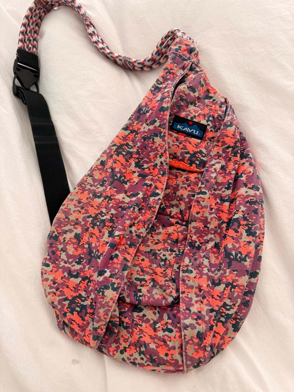 Kavu women’s sling bag pink camo standard size